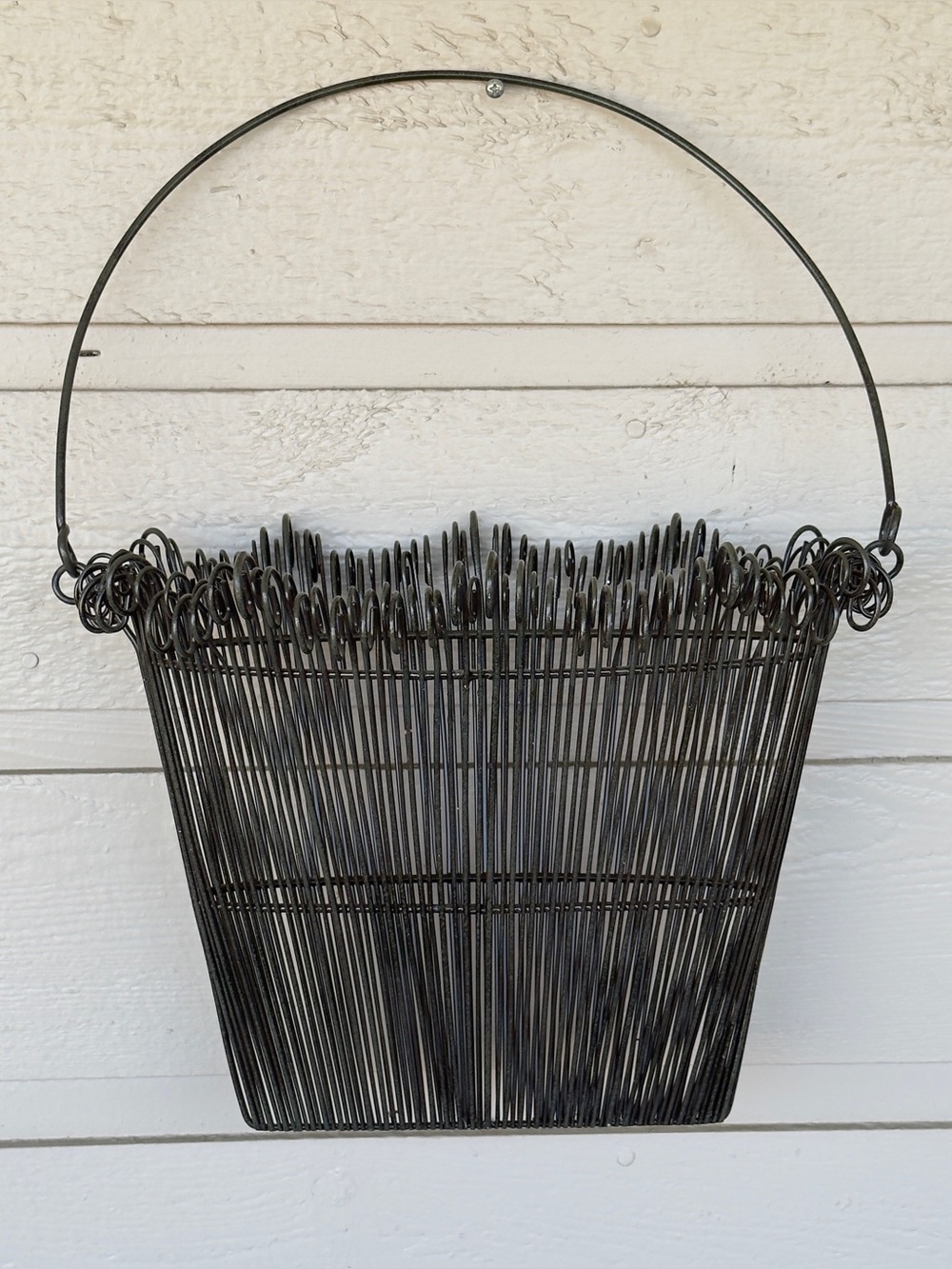 Black Metal Wire Wall Pocket Vase Planter/ Basket Organizer Whimsical Twirly Rim